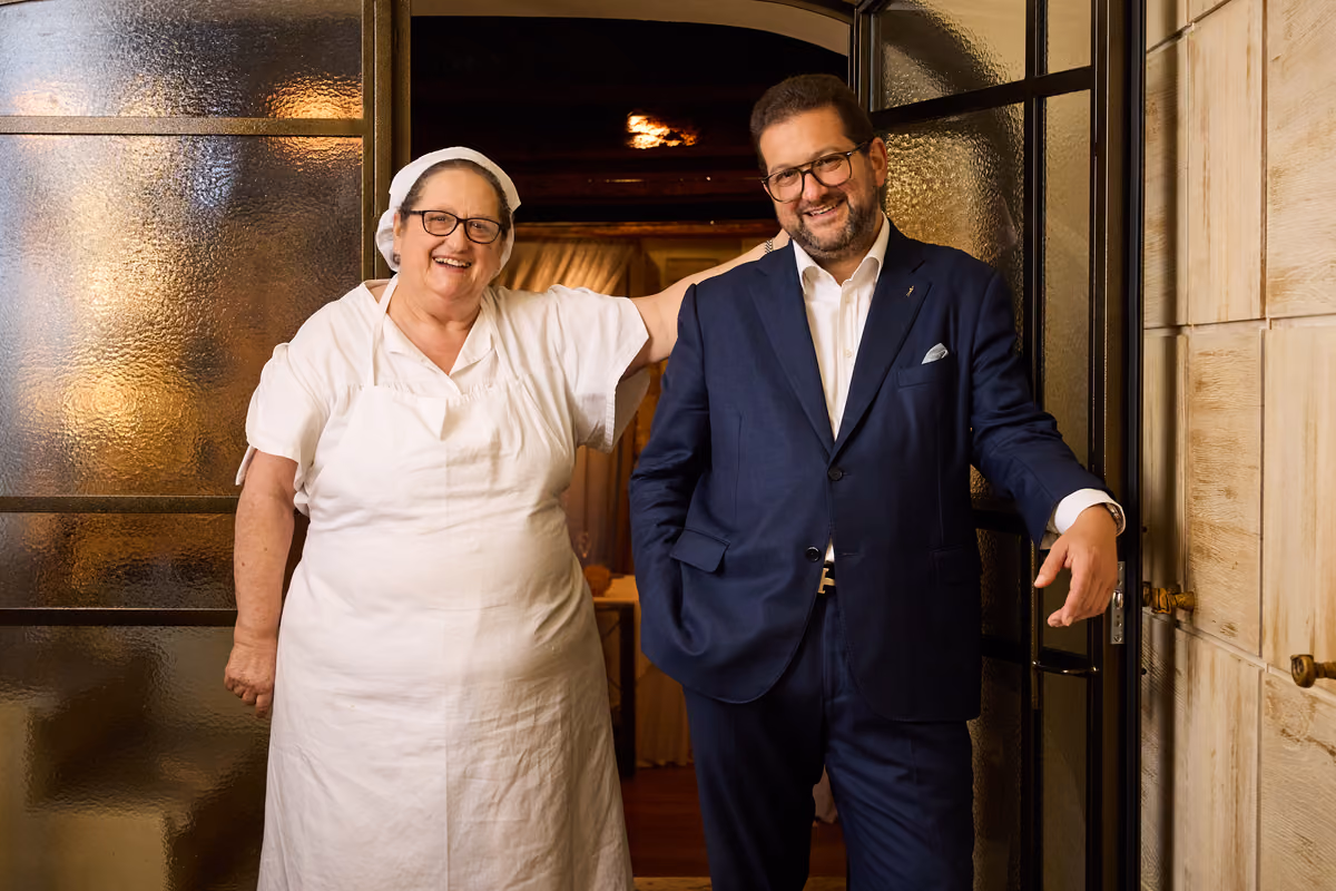 Valeria Piccini e il figlio Andrea Menichetti, che gestisce la sala di Da Caino