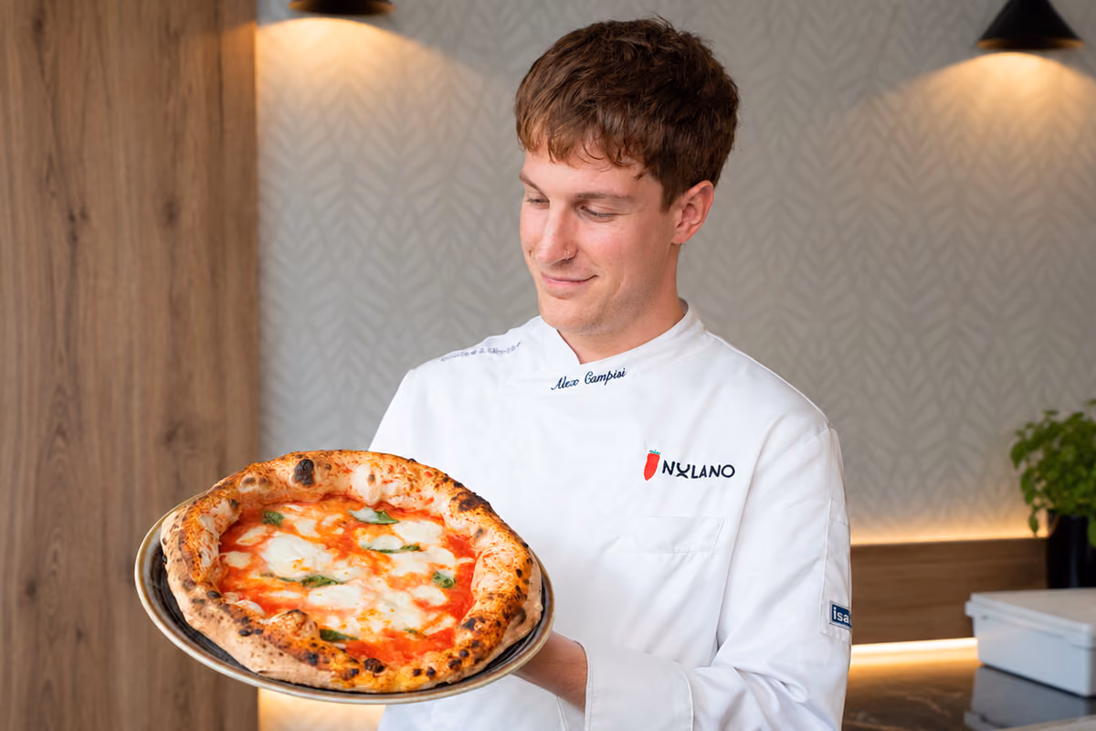Aprì una pizzeria senza saper fare l'impasto: oggi Alex Campisi “insegna” a 500mila follower
