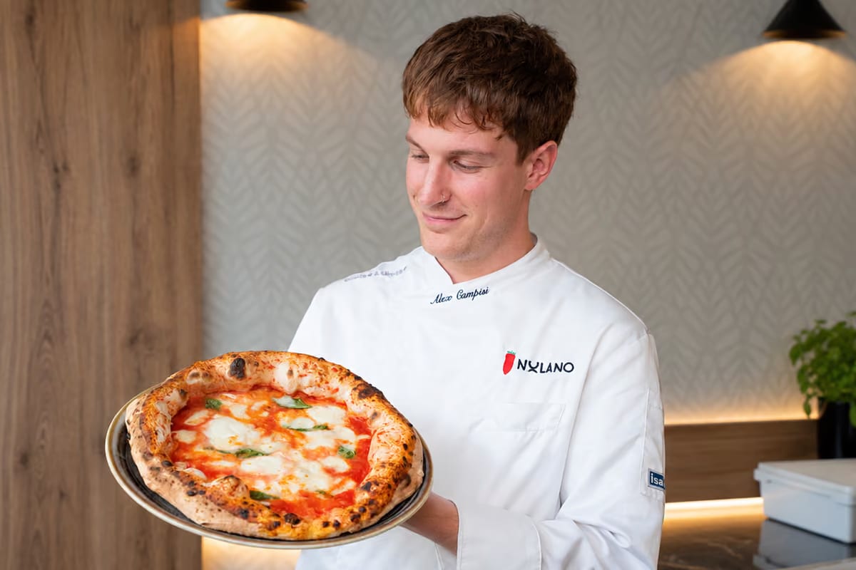 Aprì una pizzeria senza saper fare l'impasto: oggi Alex Campisi “insegna” a 500mila follower