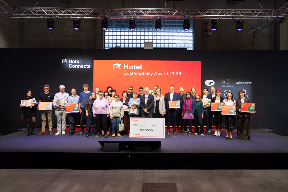 Gruppo di persone premiate sul palco durante l'Hotel Sustainability Award a Bolzano