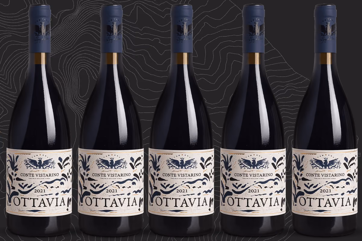Cinque bottiglie di vino rosso Conte Vistarino Ottavia 2021 allineate su sfondo scuro