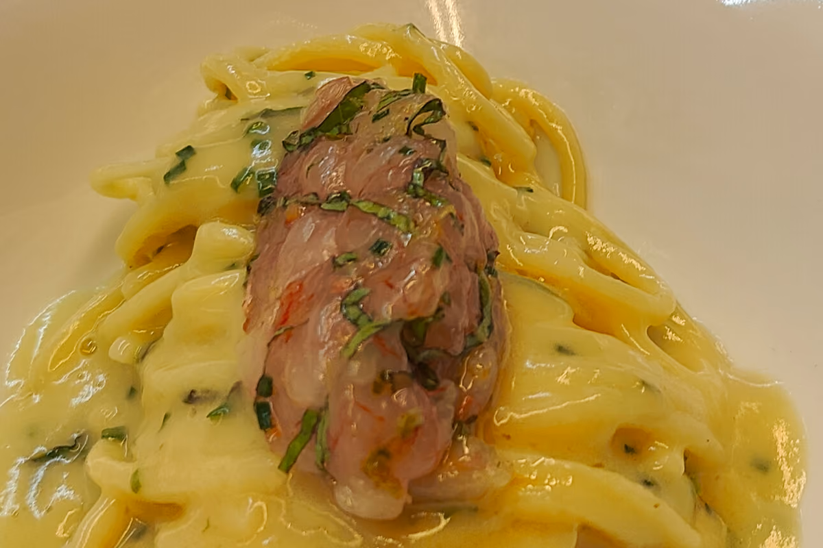 Pochi tavoli, pesce fresco e vini ricercati: così un bistrot conquista Caserta