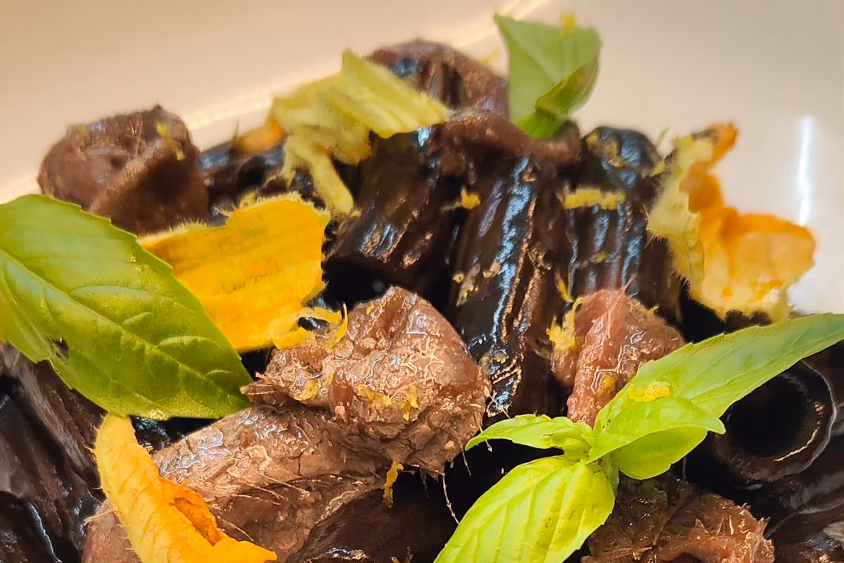 Pochi tavoli, pesce fresco e vini ricercati: così un bistrot conquista Caserta