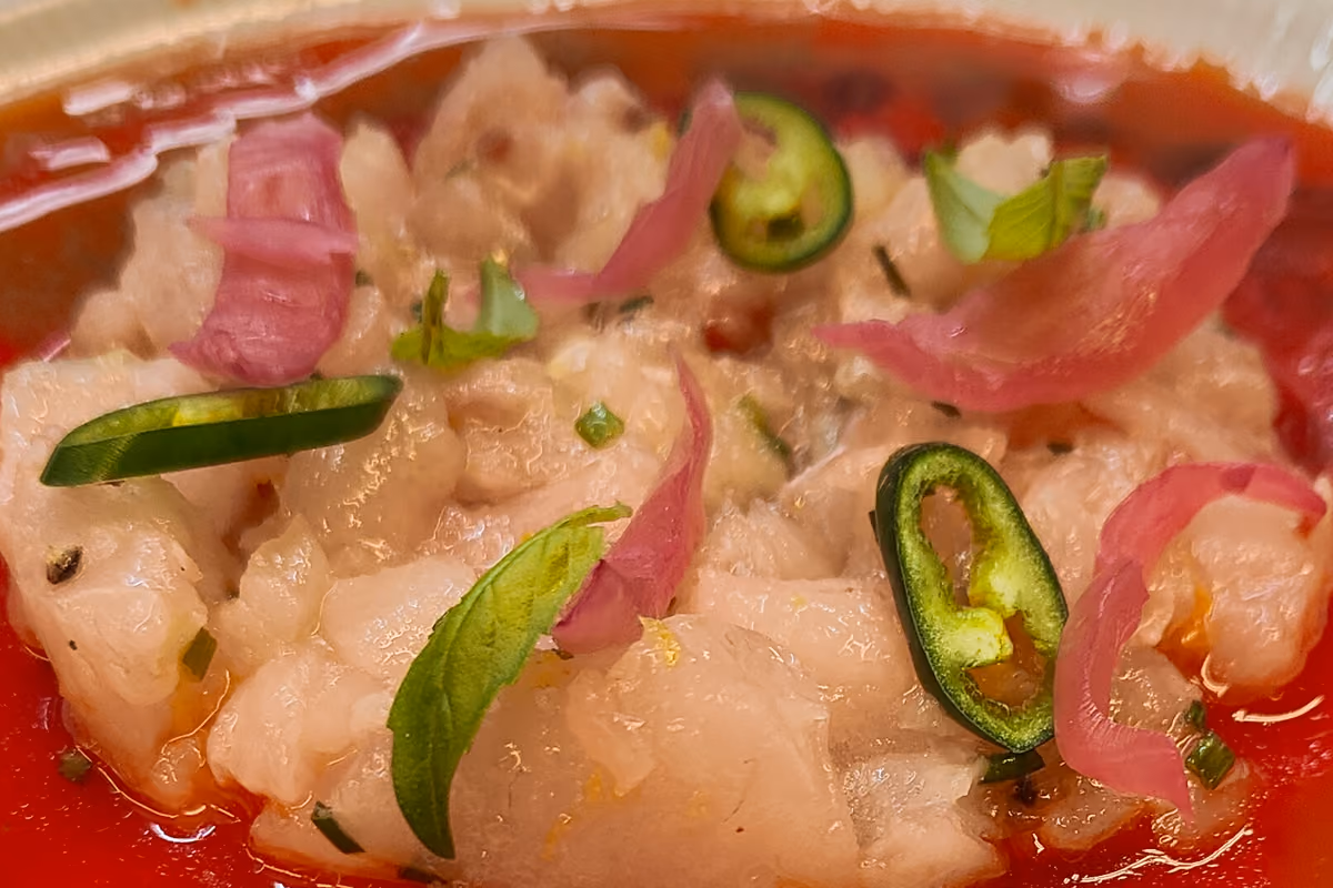 Pochi tavoli, pesce fresco e vini ricercati: così un bistrot conquista Caserta