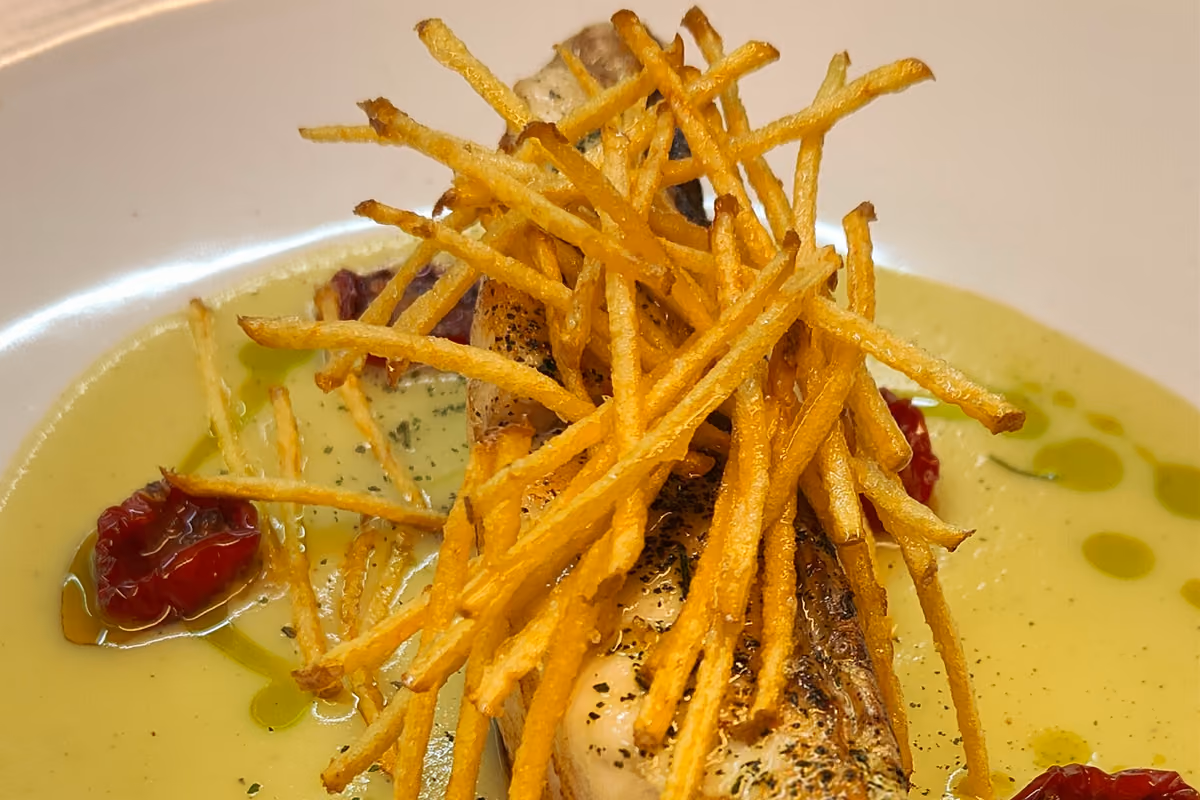 Pochi tavoli, pesce fresco e vini ricercati: così un bistrot conquista Caserta