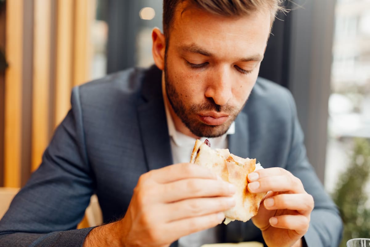 Pausa pranzo, un lavoratore su 3 ha al massimo 20 minuti: cosa possono fare i locali
