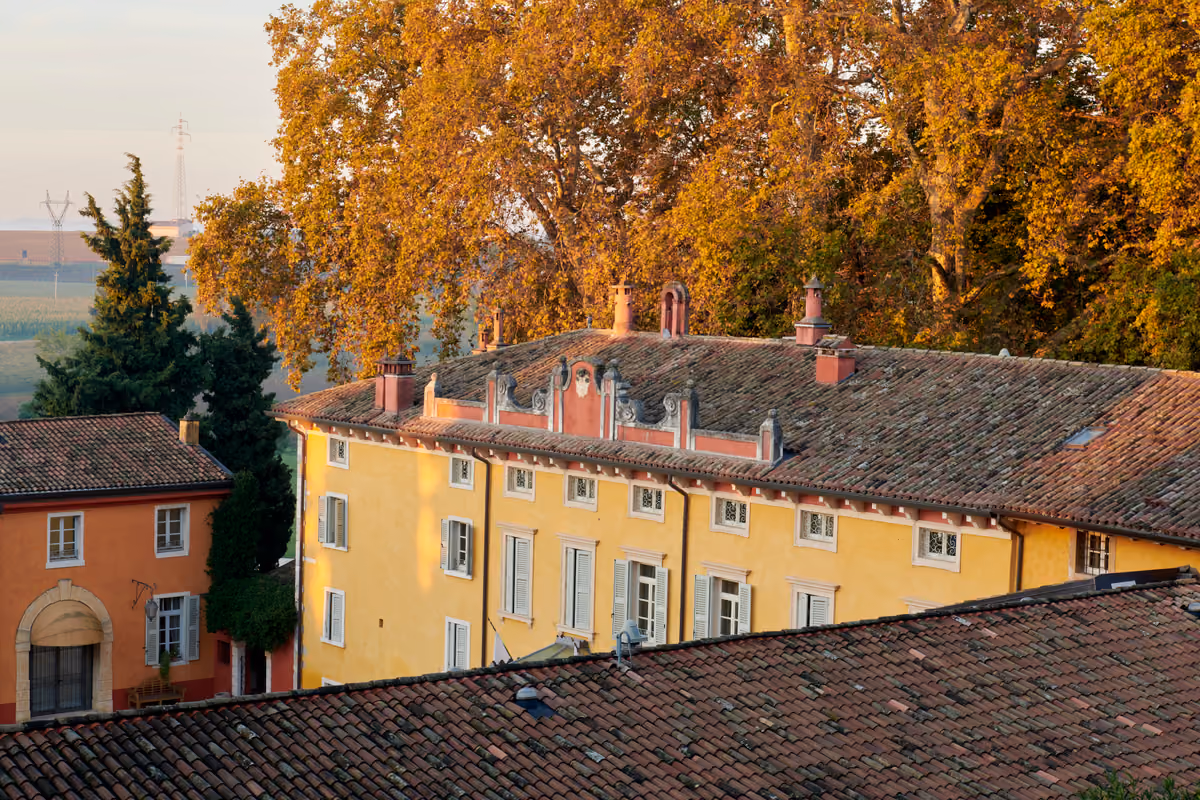 Vista esterna di Villa Cordevigo circondata da alberi con fogliame autunnale