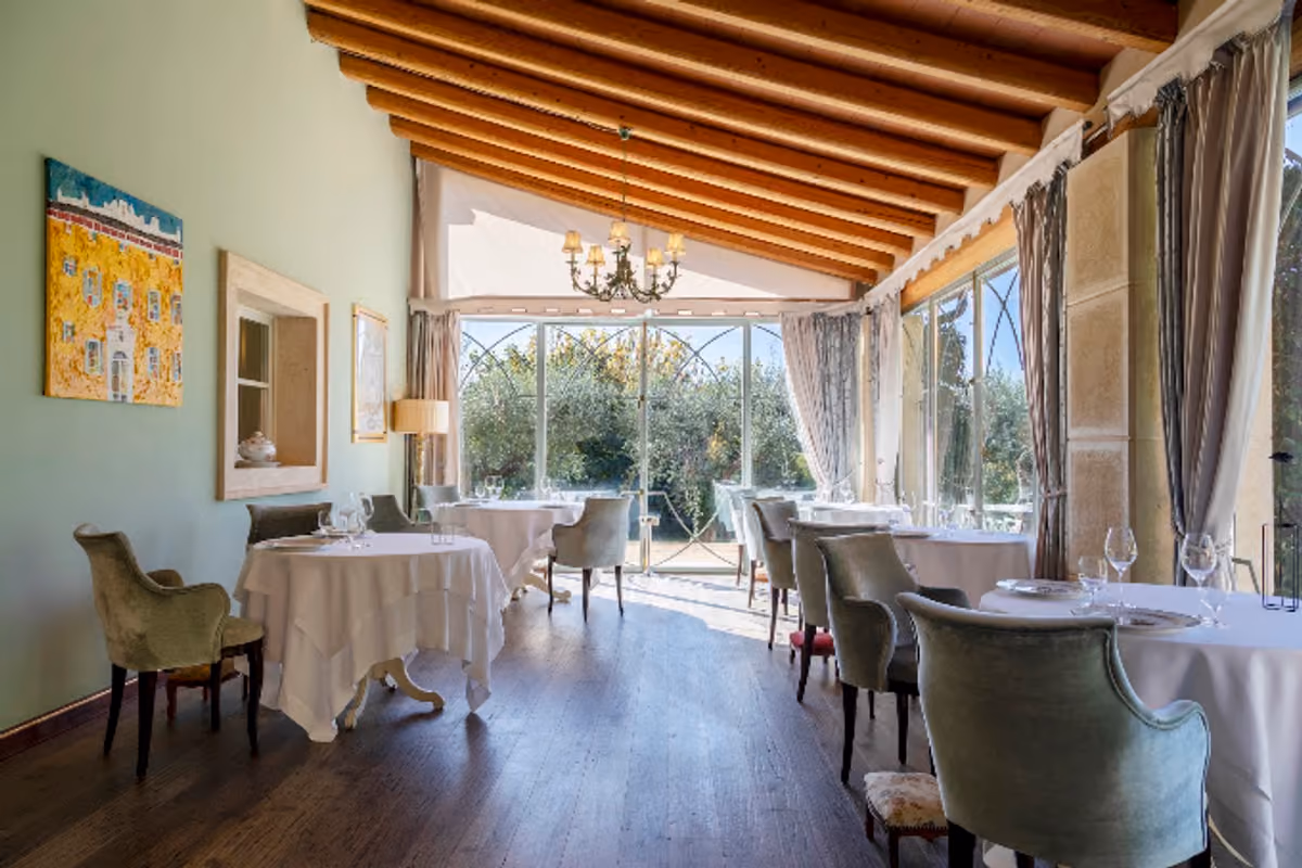 Alcuni dei tavoli del ristorante Oselet