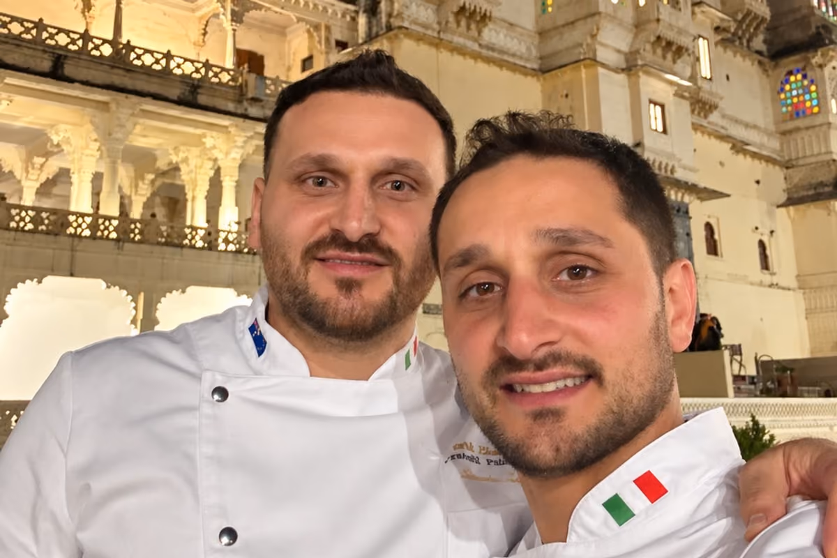 Simone e Alessio Zullo di fronte al palazzo reali di Udaipur, in India