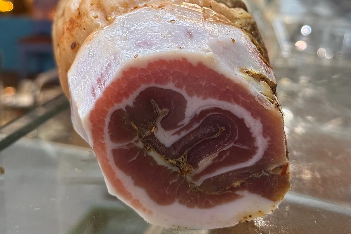 La pancetta fatta in casa con cotechino e corda di cotone