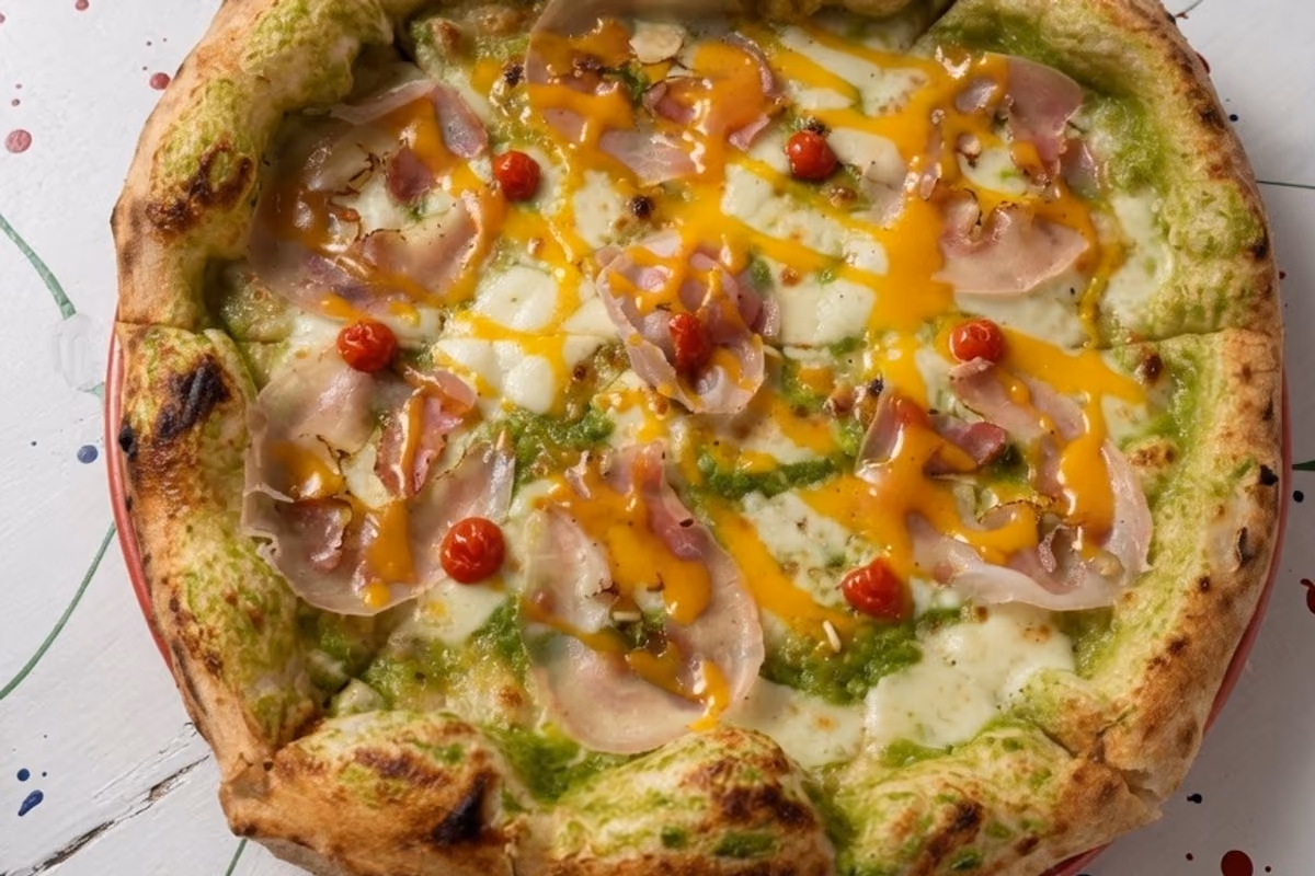 Pizza con crema di asparagi, passata di datterini rossi, pancetta, tuorlo d'uovo con pecorino all'interno