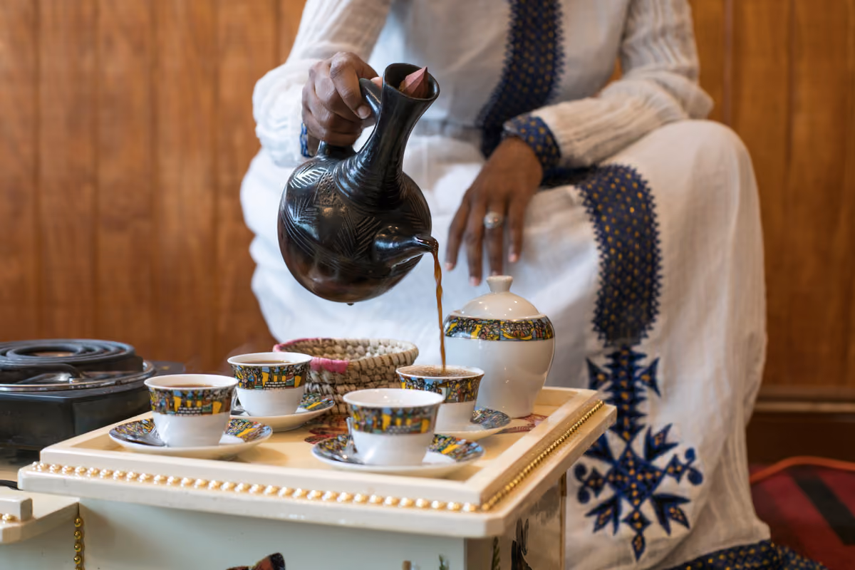 Dalle origini africane alla diffusione nelle caffetterie del mondo arabo, il caffè è diventato una bevanda legata alla socialità e agli scambi culturali
