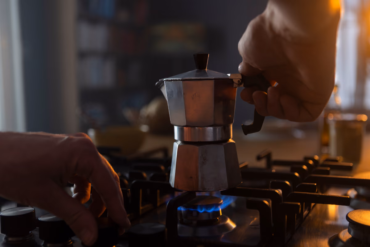 Con la moka il caffè è entrato stabilmente nelle abitudini domestiche italiane, diventando un gesto quotidiano distinto dal consumo al bar