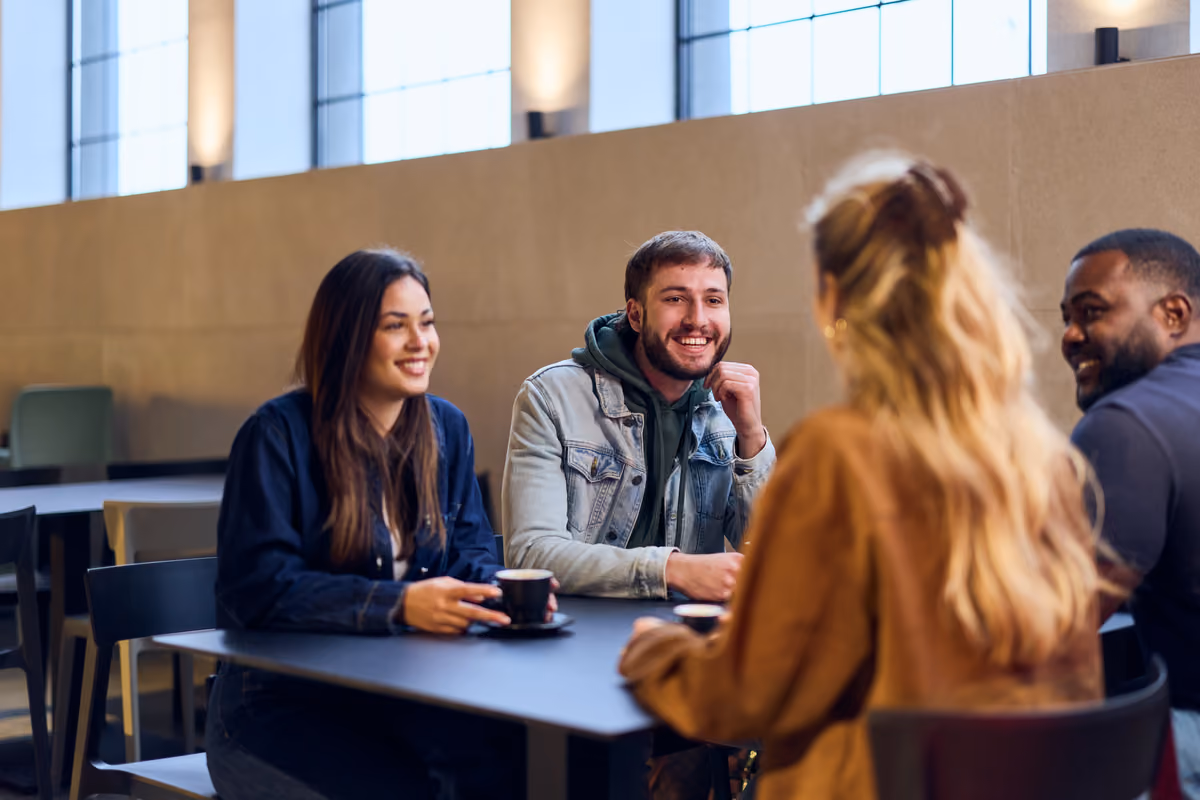 Il caffè può essere una pausa veloce, un momento di conversazione o un gesto di ospitalità: il suo significato cambia con le abitudini e i contesti sociali