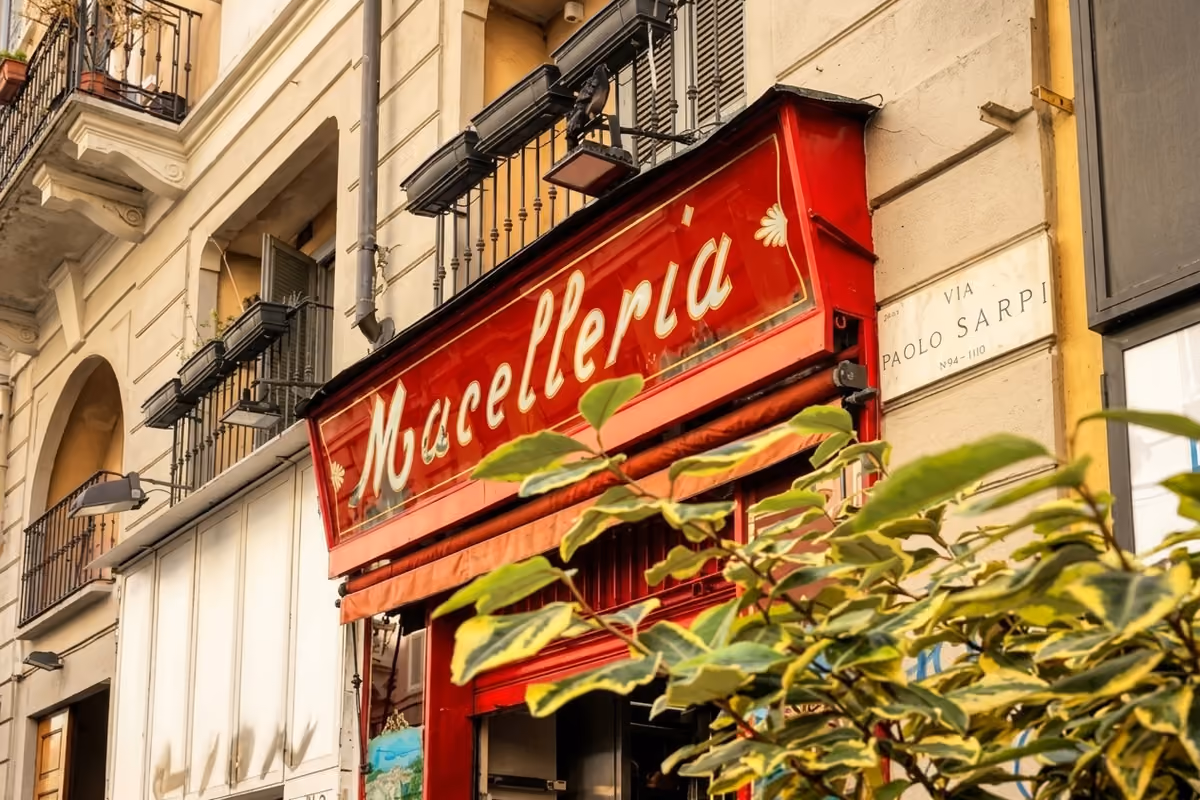 L'insegna della Macelleria Sirtori di via Sarpi a Milano, ancora intatta ora che il locale si è trasformato nel ristorante Yanso, a testimoniare il legame tra le due attività