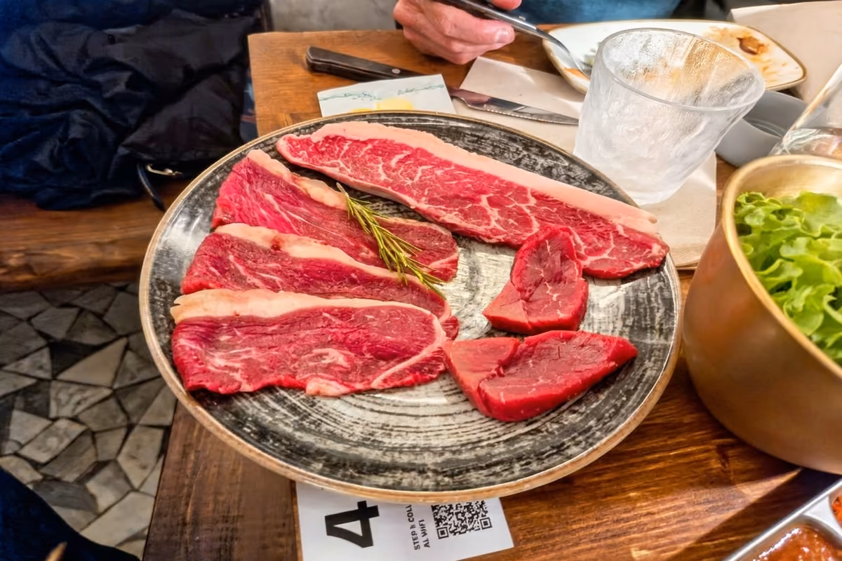 Alcuni tagli di carne proposti da Yanso, da grigliare direttamente al tavolo