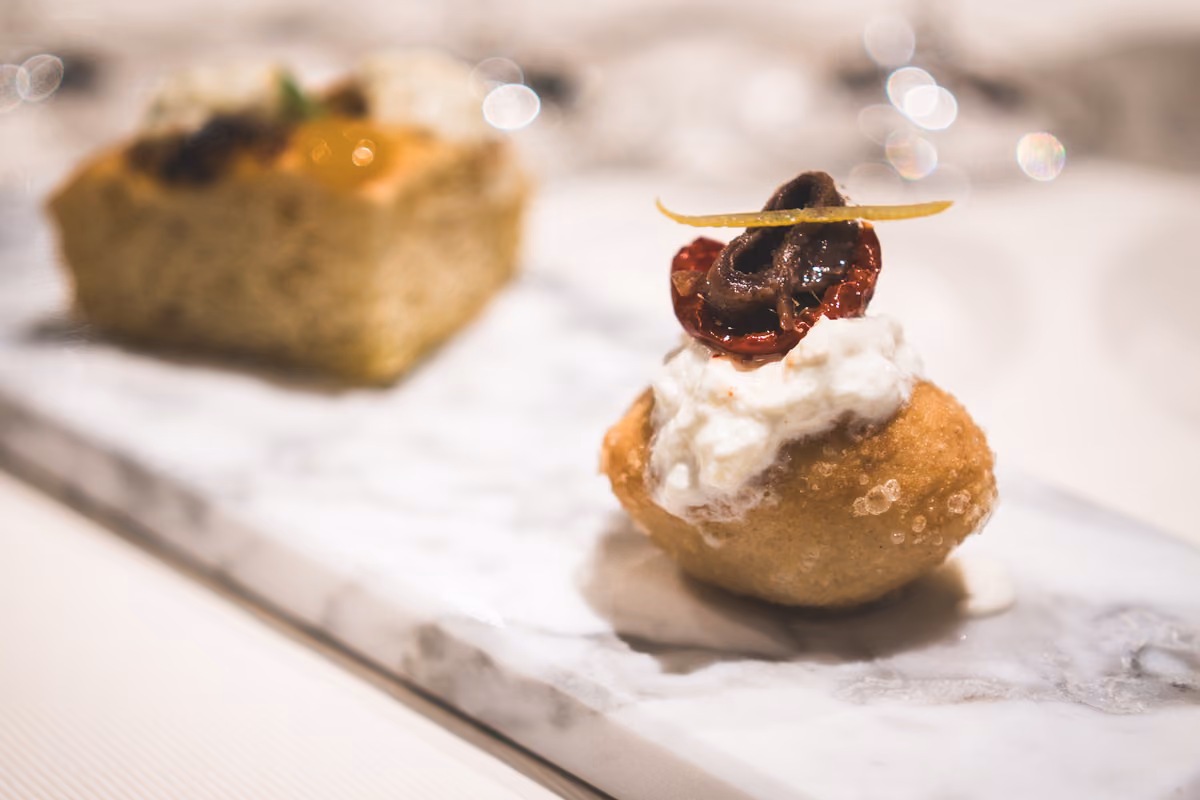 Pizza fritta con pomodorini confit, acciuga del Cantabrico e stracciatella in abbinamento alla Krug Grande Cuvée 174ème Édition