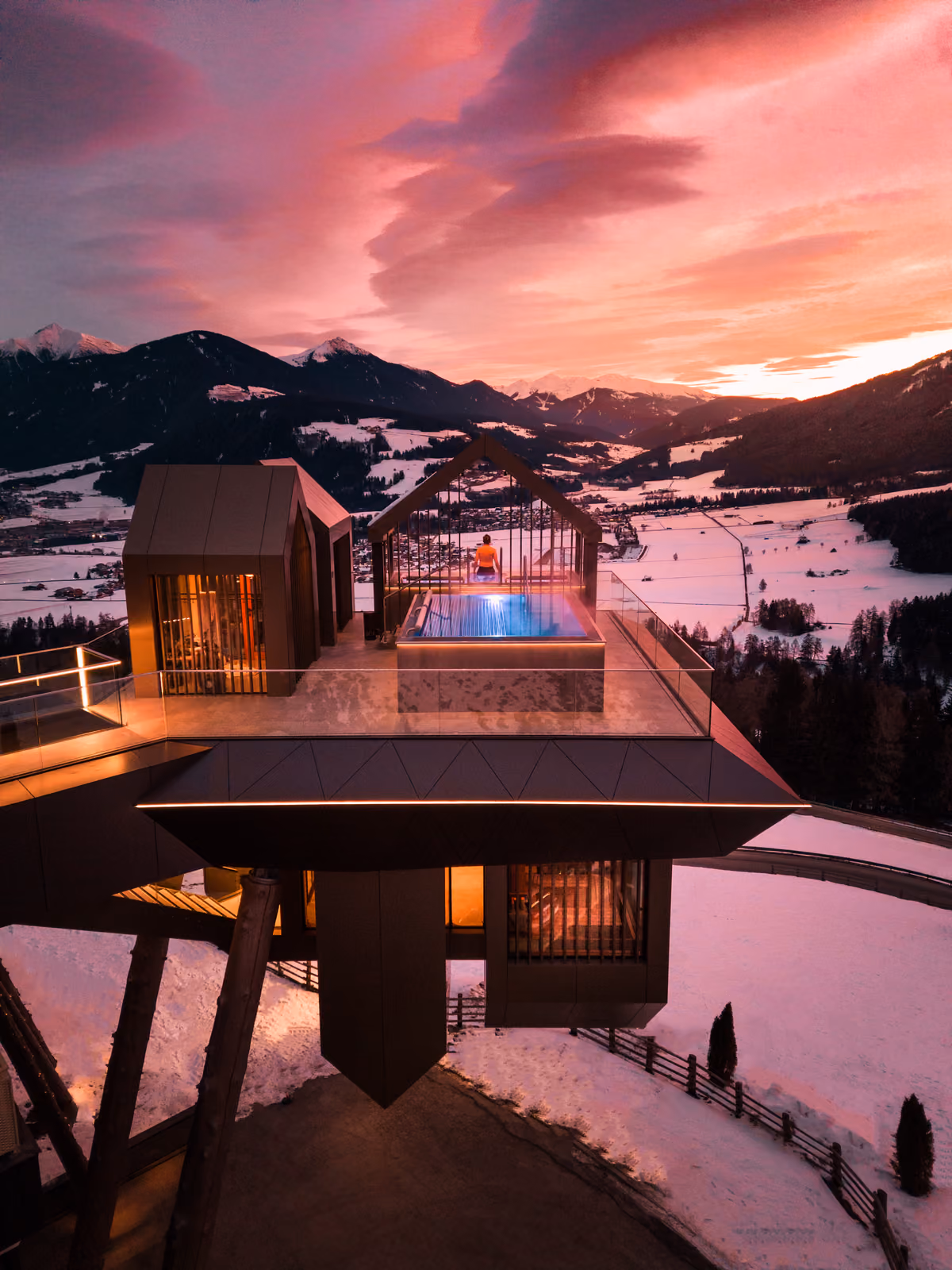 La Sky Spa Heaven & Hell, sospesa nel vuoto, realizzata dallo studio NOA di Bolzano