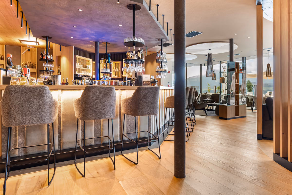 Il rinnovato Panorama Bar all'interno dell'Hotel Hubertus