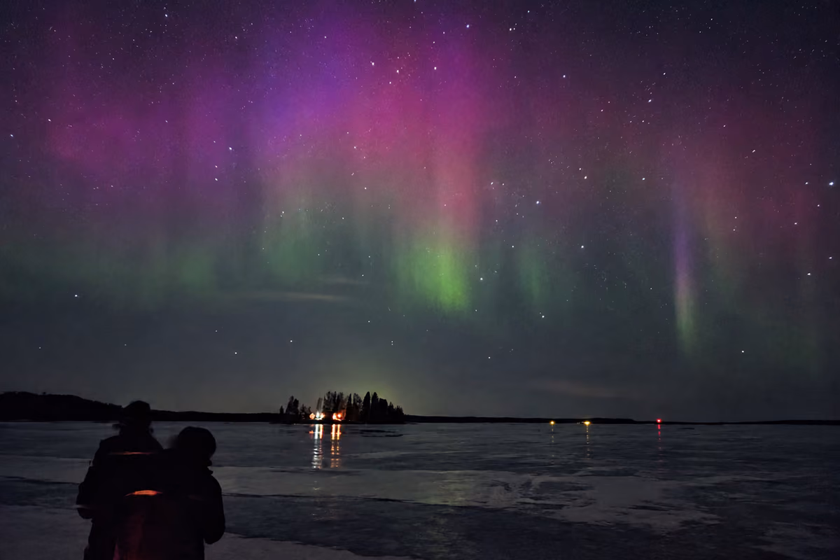 L'aurora boreale danza nel cielo sopra il Golfo di Botnia ghiacciato, regalando uno spettacolo indimenticabile
