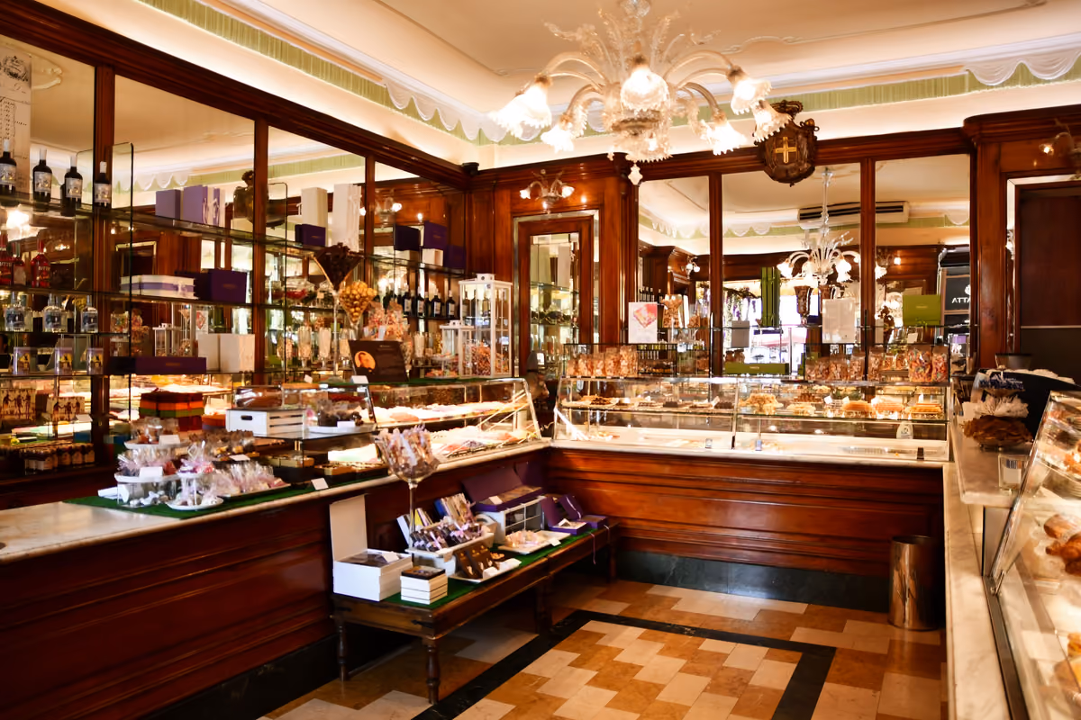 L'interno della storica confetteria Stratta