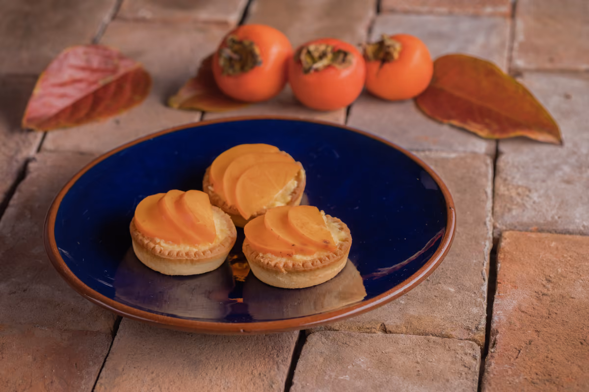 Le crostatine con crema vellutata e petali di cachi