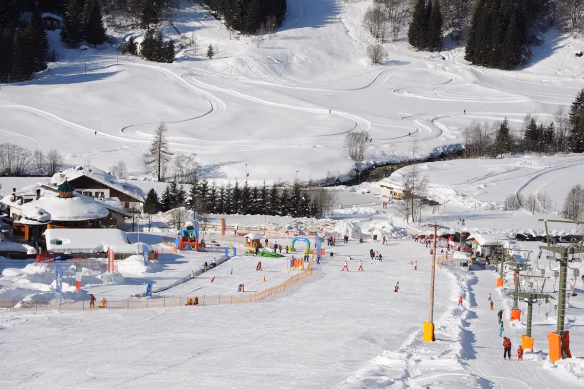 La montagna d'inverno senza fretta tra tra piste, piscine panoramiche e attività per famiglie