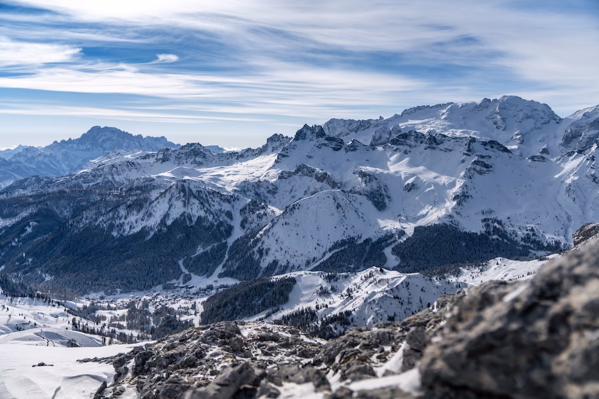 Arabba, dove le Dolomiti mettono alla prova gli sciatori: piste ripide e grandi itinerari
