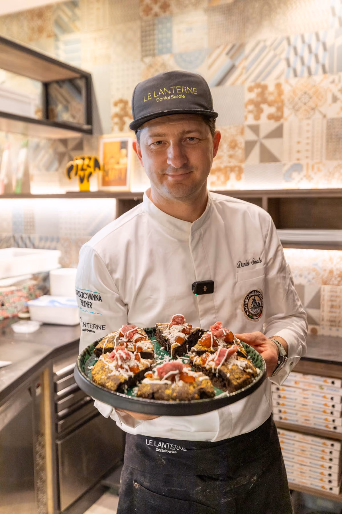 maestro lievitista Daniel Serale presenta una delle sue pizze d'autore nel ristorante-pizzeria Le Lanterne