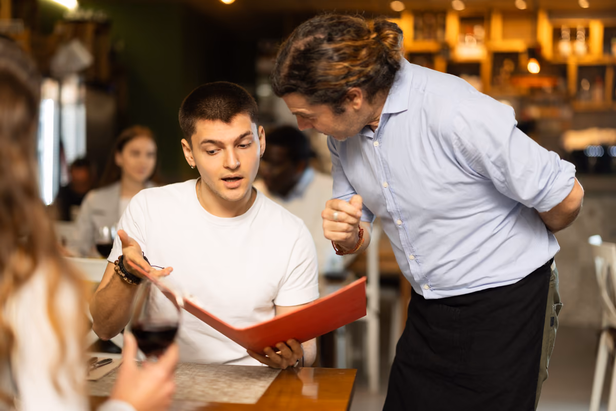 Chiude un ristorante a Londra: la lezione sui ricarichi del vino che i ristoratori italiani devono imparare