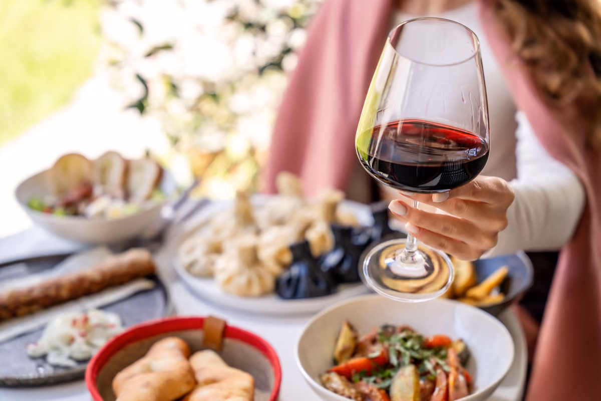 Chiude un ristorante a Londra: la lezione sui ricarichi del vino che i ristoratori italiani devono imparare