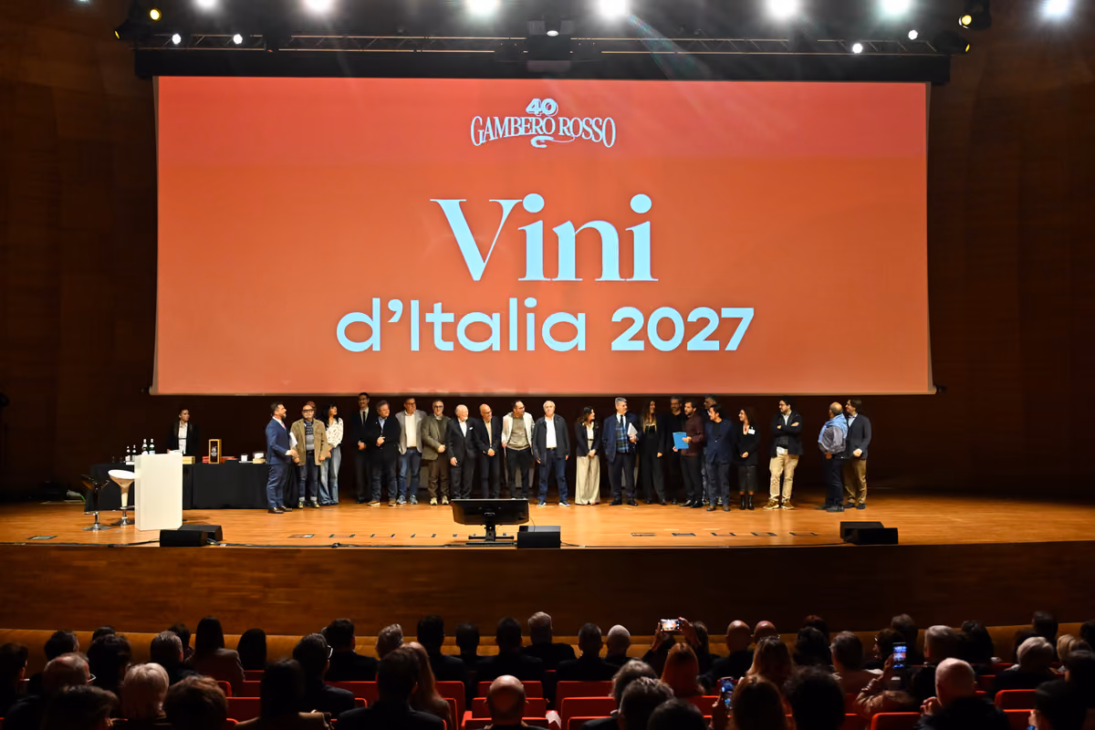 Il palco dei premiati di Vini d'Italia 2027