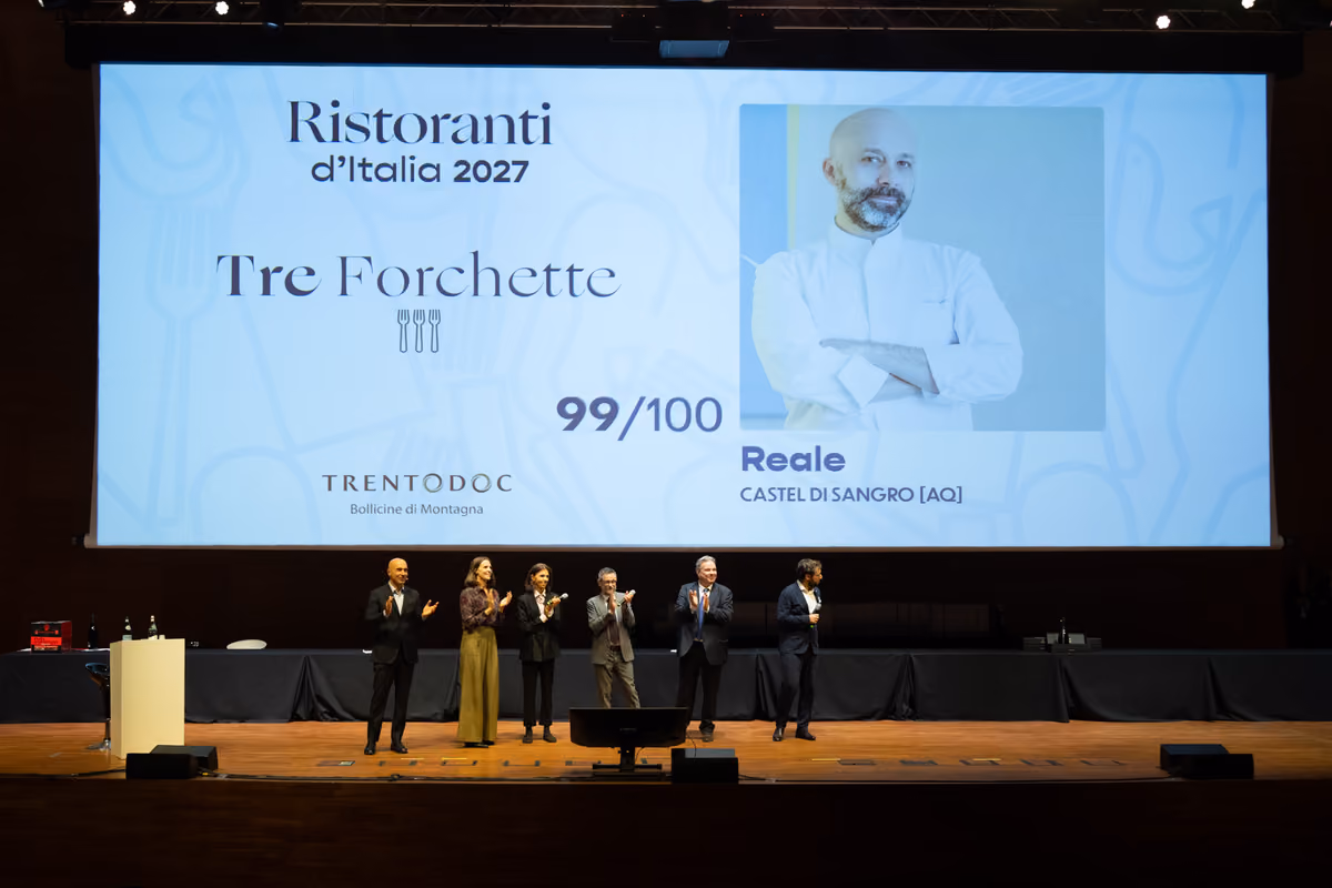 Chef Niko Romito premiato sul palco durante la presentazione della guida Ristoranti d'Italia 2027