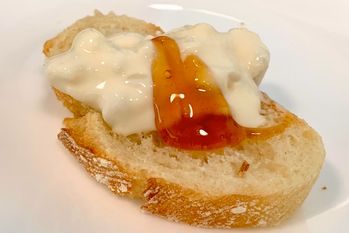 Crostino con Gorgonzola Dop dolce Marca Oro Nuova Castelli (Lactalis) e Miele di Barena di Spicoltura Marangon
