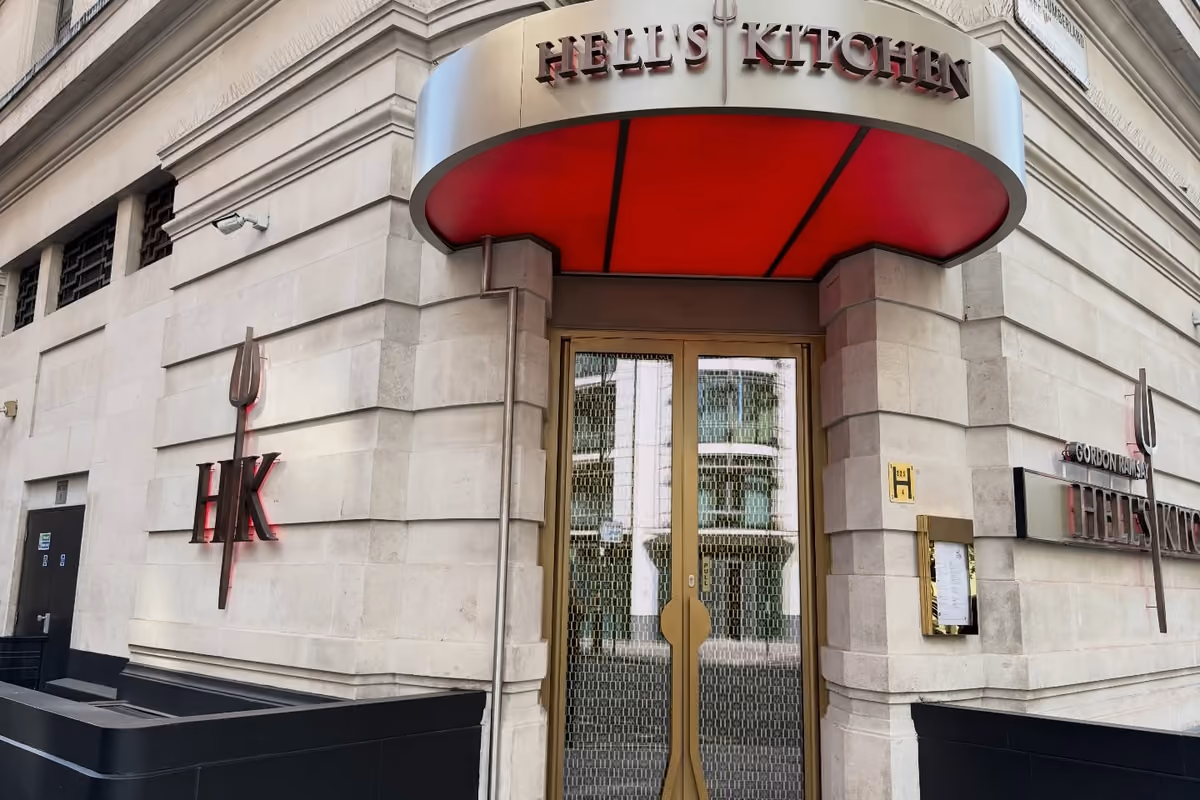 L'ingresso del ristorante Hell's Kitchen di Londra al Cumerton Hotel dove lavora Stefano Tortelli