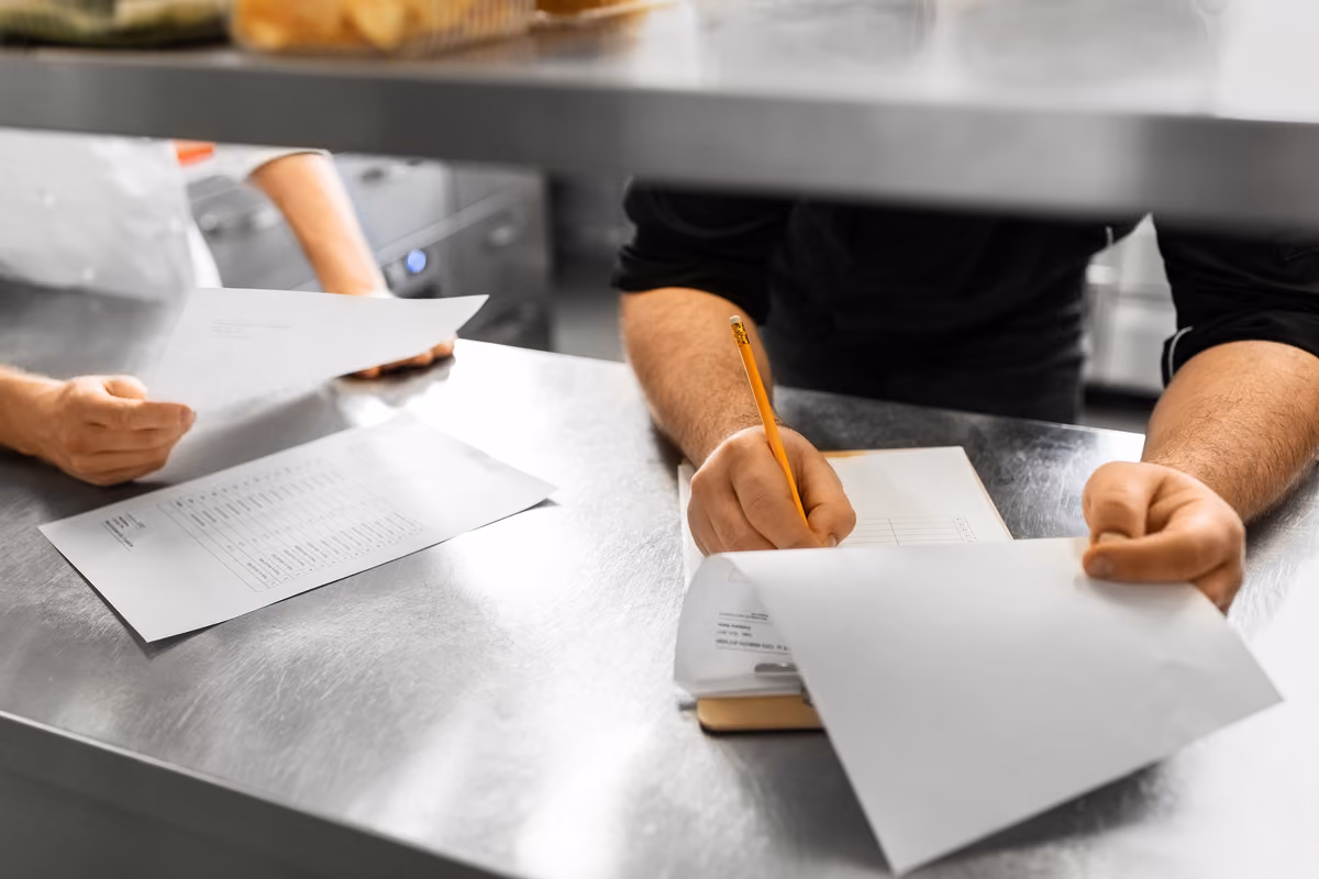 Il ruolo di chi dirige una cucina comprende il controllo degli acquisti, dei costi delle materie prime e della redditività, oltre alla preparazione dei piatti