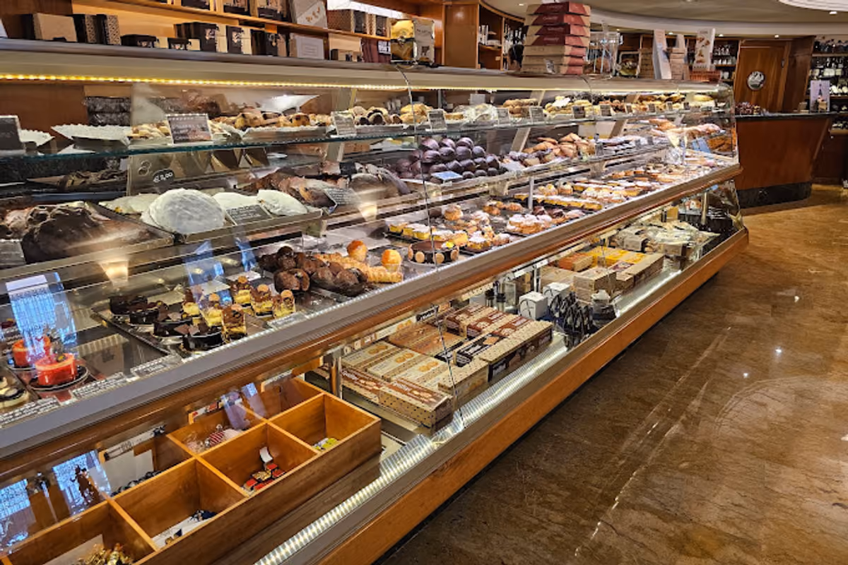 L'assortita vetrina della Pasticceria Di Masso, dove Angelo produce anche biscotti e dolci tipici abruzzesi oltre ai grandi lievitati