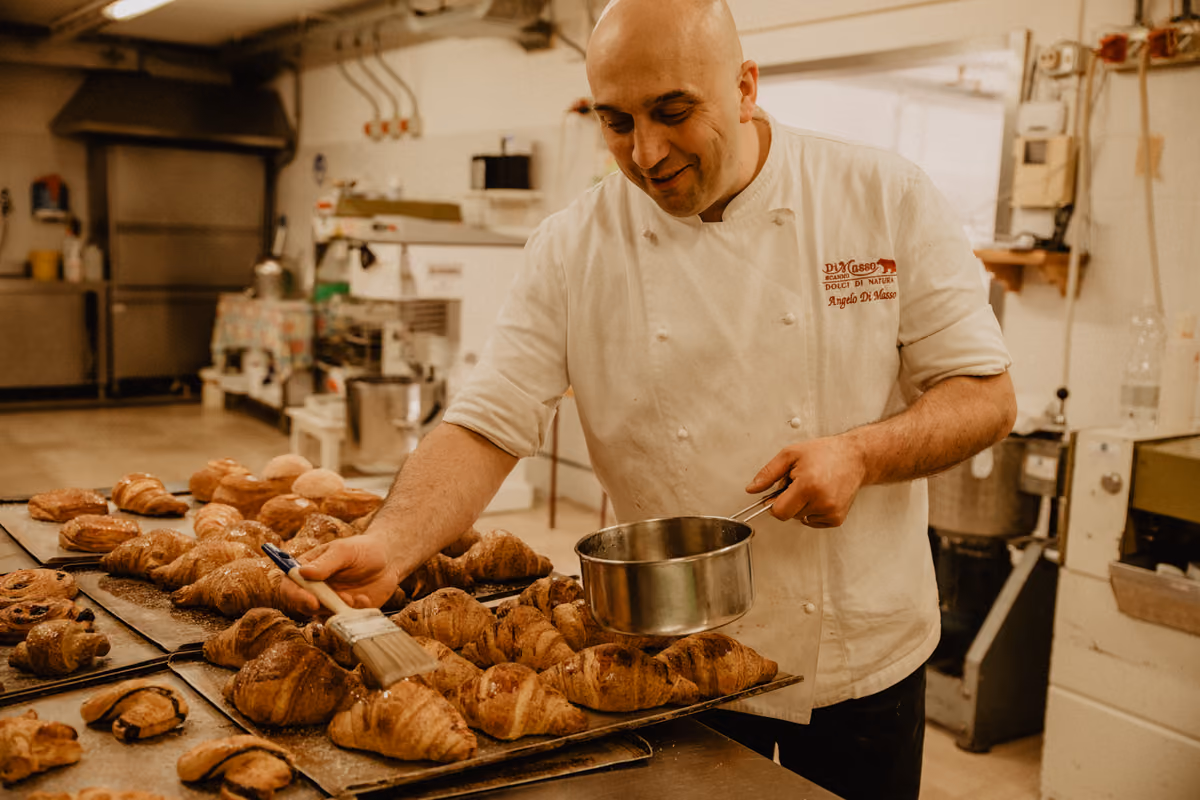Angelo Di Masso al lavoro con le sue creazioni