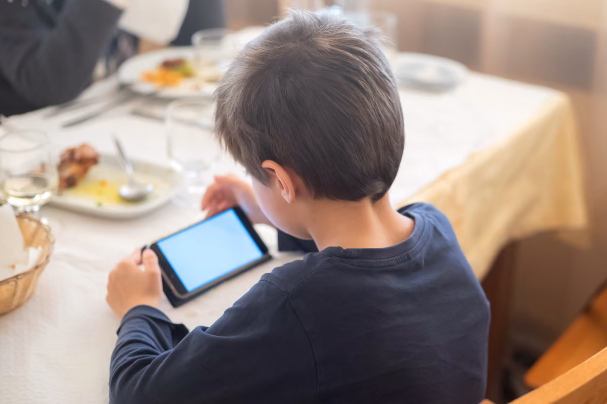 Secondo i pediatri, educare bambini e genitori a un uso consapevole degli schermi è preferibile a introdurre semplici divieti