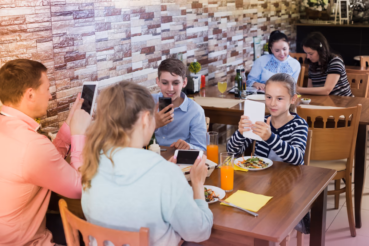 Il coinvolgimento dei genitori è centrale nell'iniziativa: sono gli adulti, per primi, a poter dare l'esempio nell'uso degli smartphone a tavola