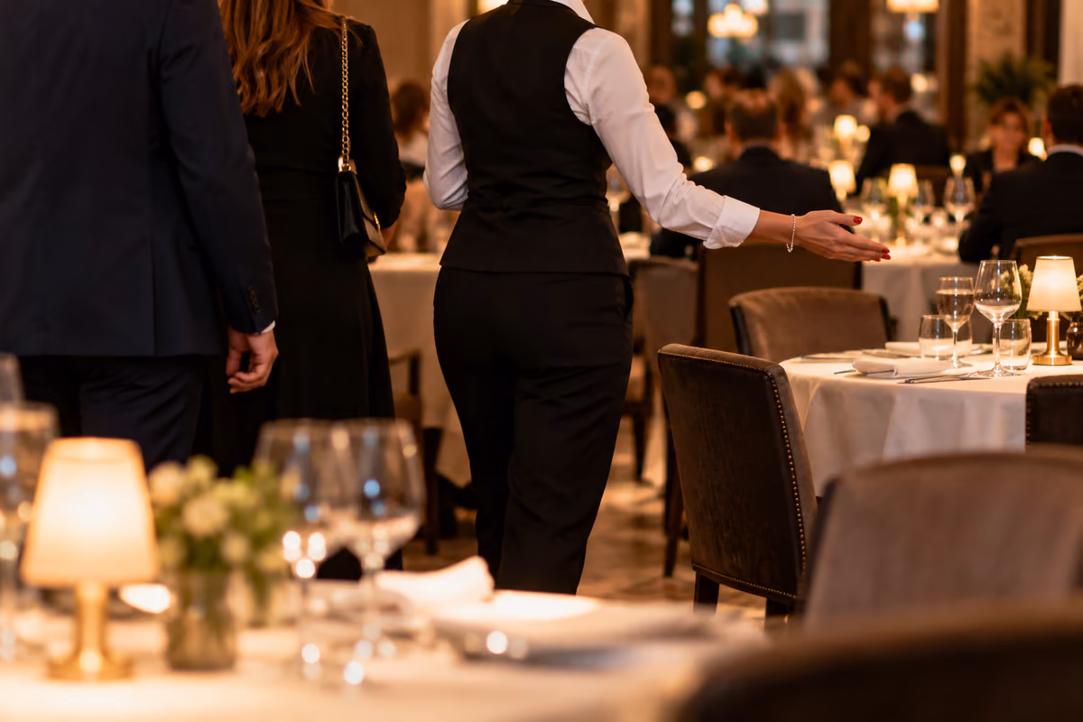 Sorride ai clienti, tratta male i colleghi: il doppio volto di una maitre