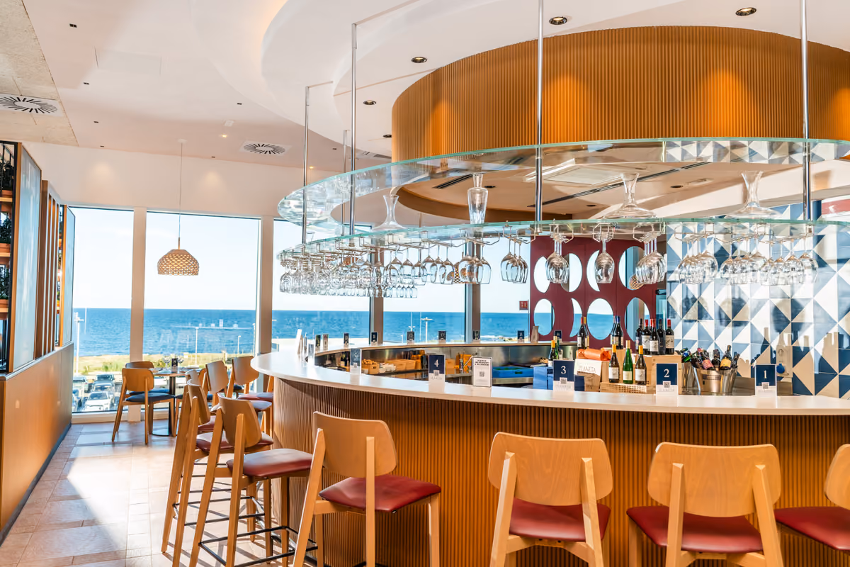 La proposta gastronomica affidata a Prezzemolo & Vitale l bancone del nuovo Wine Bar di Planeta