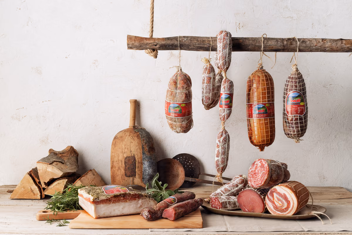 Un assortimento di salumi Wolf Sauris: filetto, fiocco, lardo, arrotolata e soppressa