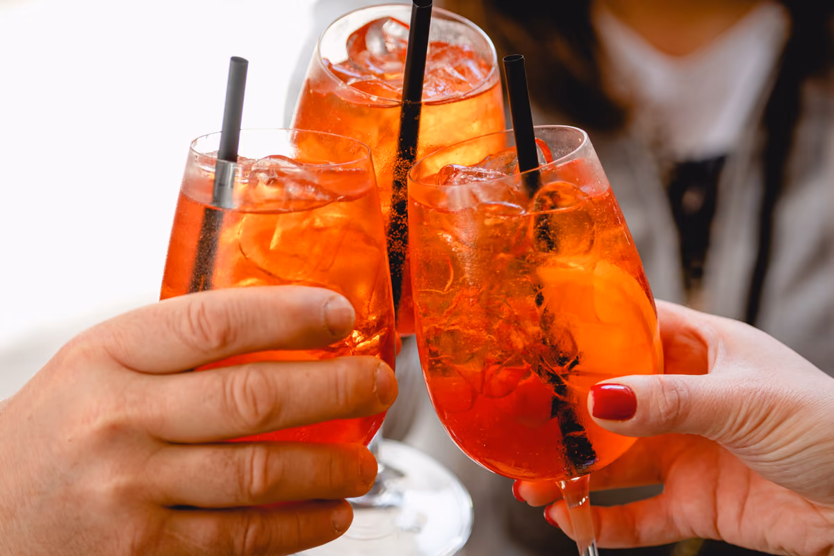 Aperitivo, il locale è pieno ma i conti non tornano: gli errori che pesano sui margini