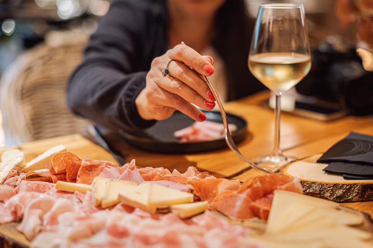 Aperitivo, troppi stuzzichini e cocktail preparati a occhio possono ridurre i guadagni