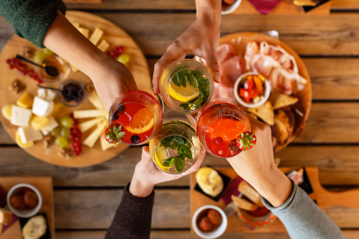 Aperitivo, il locale è pieno ma i conti non tornano: gli errori che pesano sui margini