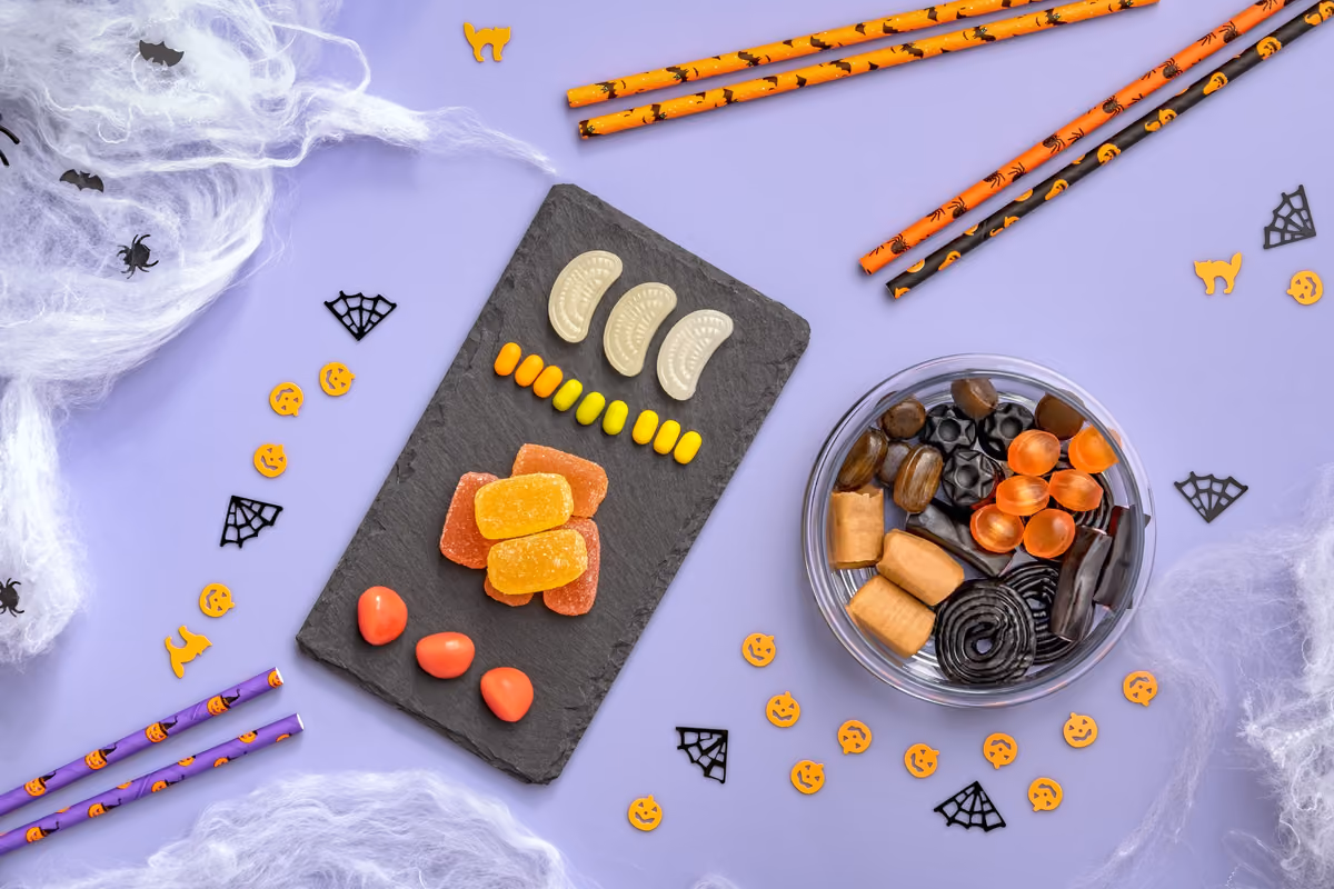 Selezione di caramelle gommose e liquirizia su una base viola per Halloween