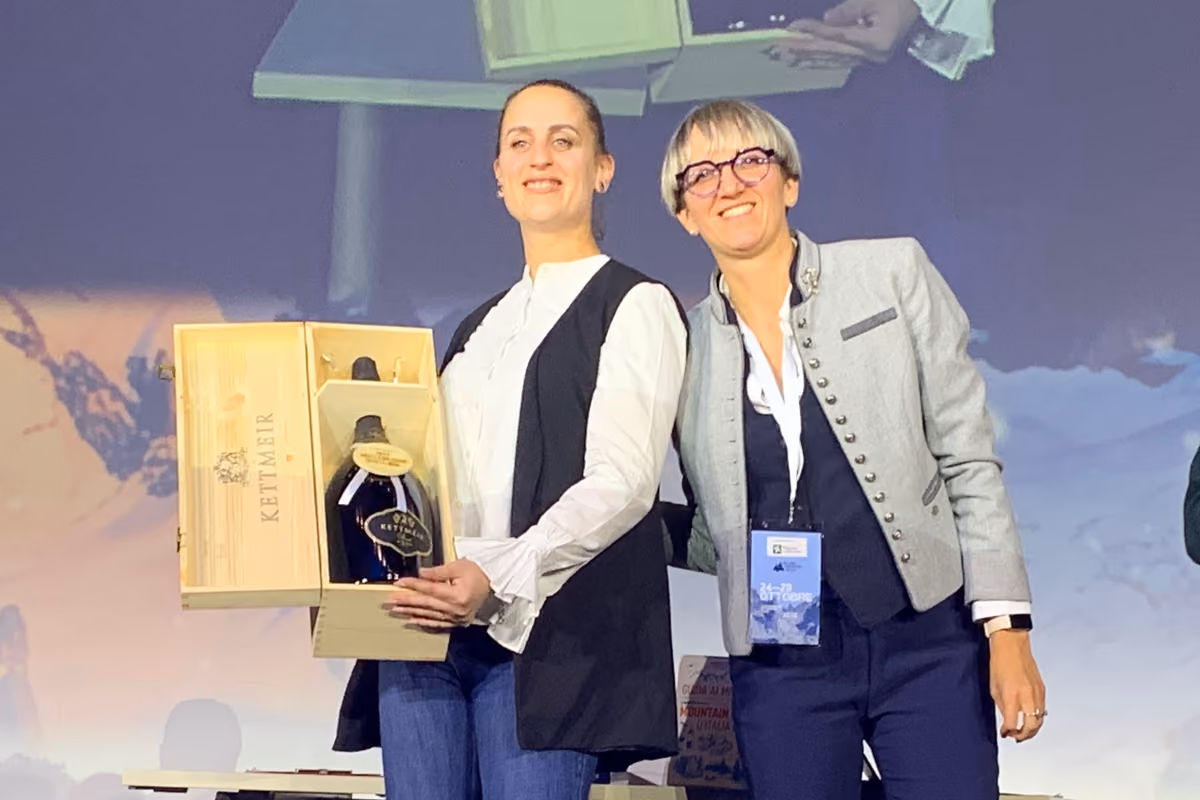 Valeria Hinna Danesi riceve da Elisa Biasiolo Andergrass il Kettmeir Award - best mountain club 2026