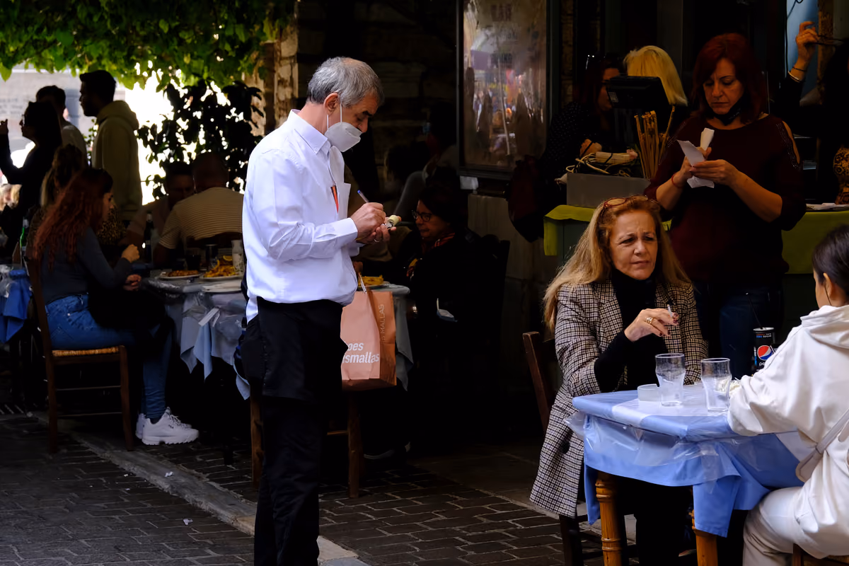 Dopo le autorizzazioni straordinarie introdotte durante la pandemia e le successive proroghe, il Governo punta a una regolamentazione stabile degli spazi esterni dei pubblici esercizi