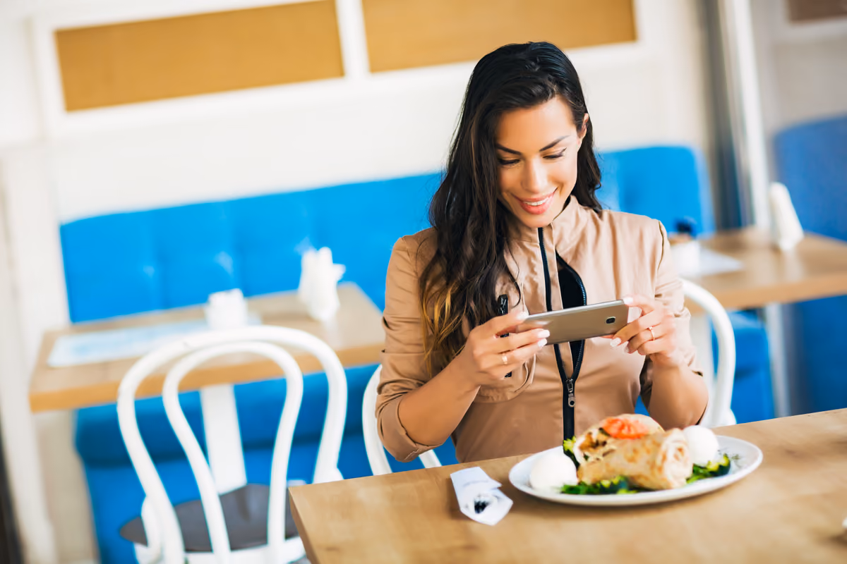 La ricerca di visibilità sui social può spingere i ristoranti a privilegiare preparazioni spettacolari e facilmente condivisibili rispetto ad altri aspetti dell'esperienza gastronomica